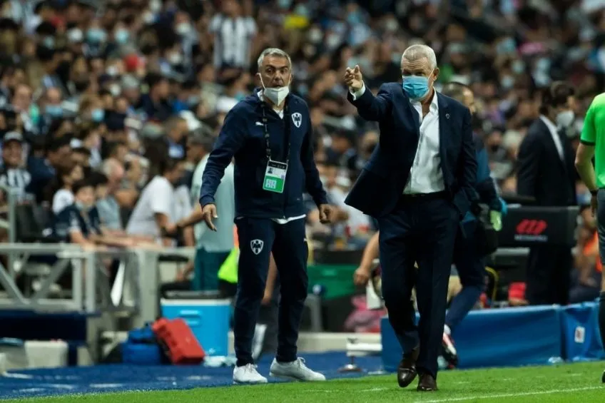 Aguirre en partido con Rayados