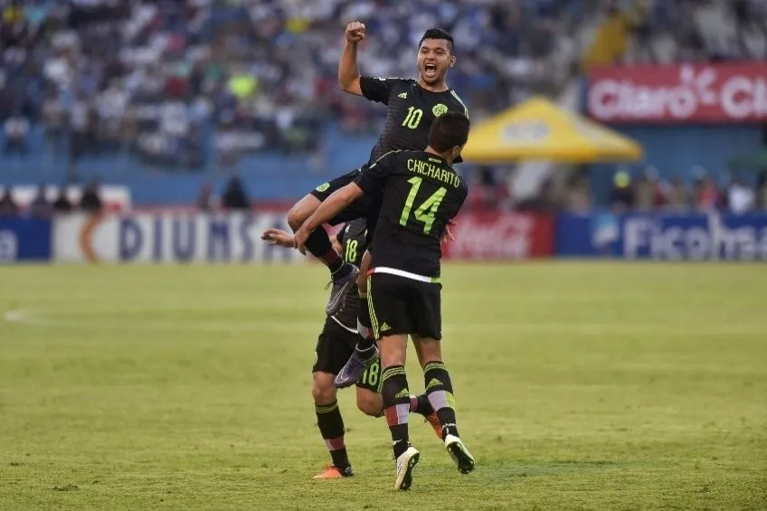 IMAGO7 Chicharito y Tecatito en un juego con el Tri
