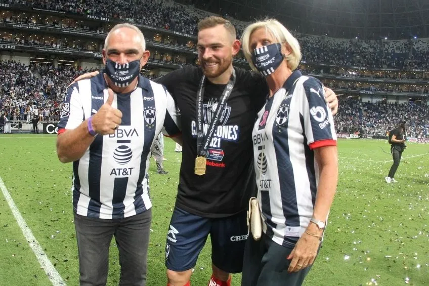 Janssen en compañía de sus padres en la Final