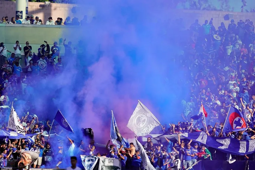 Aficionados de Cruz Azul en un juego de la Máquina