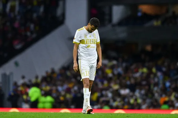 Diego Reyes reacciona durante partido frente al América