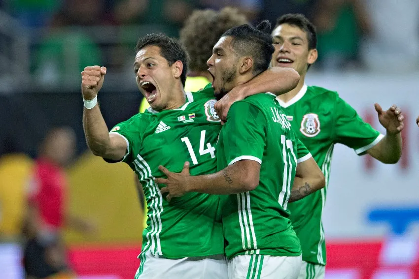 Hernández y Corona en un partido de México