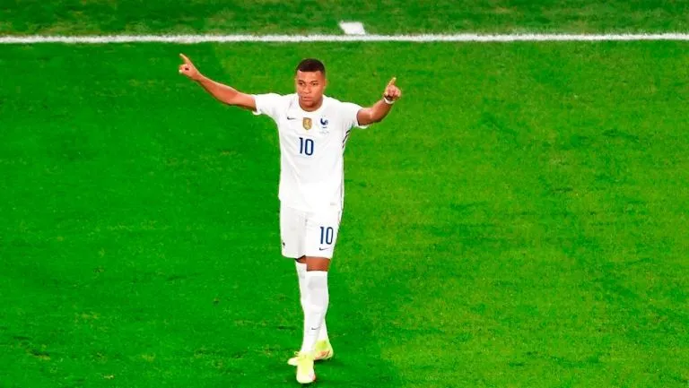 EFE Kylian Mbappé celebrando un gol con Francia
