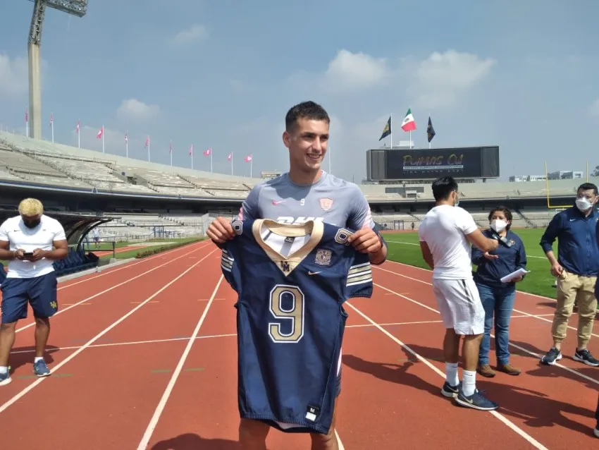 Dinenno con el jersey de los Pumas CU