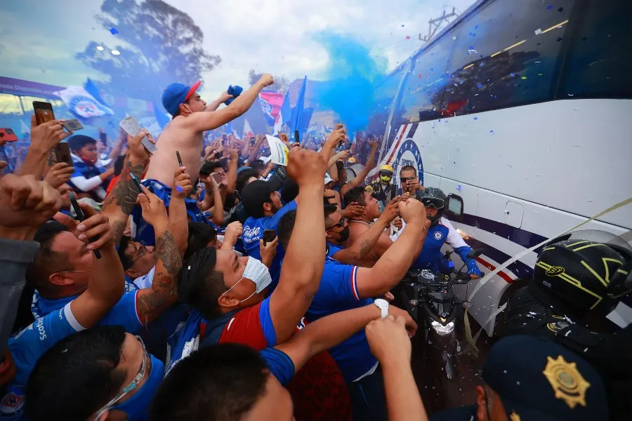 IMAGO7 Afición de Cruz Azul recibiendo a su equipo