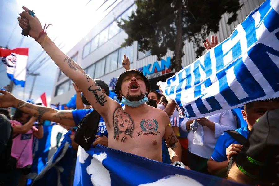 IMAGO7 Afición de Cruz Azul recibiendo a su equipo