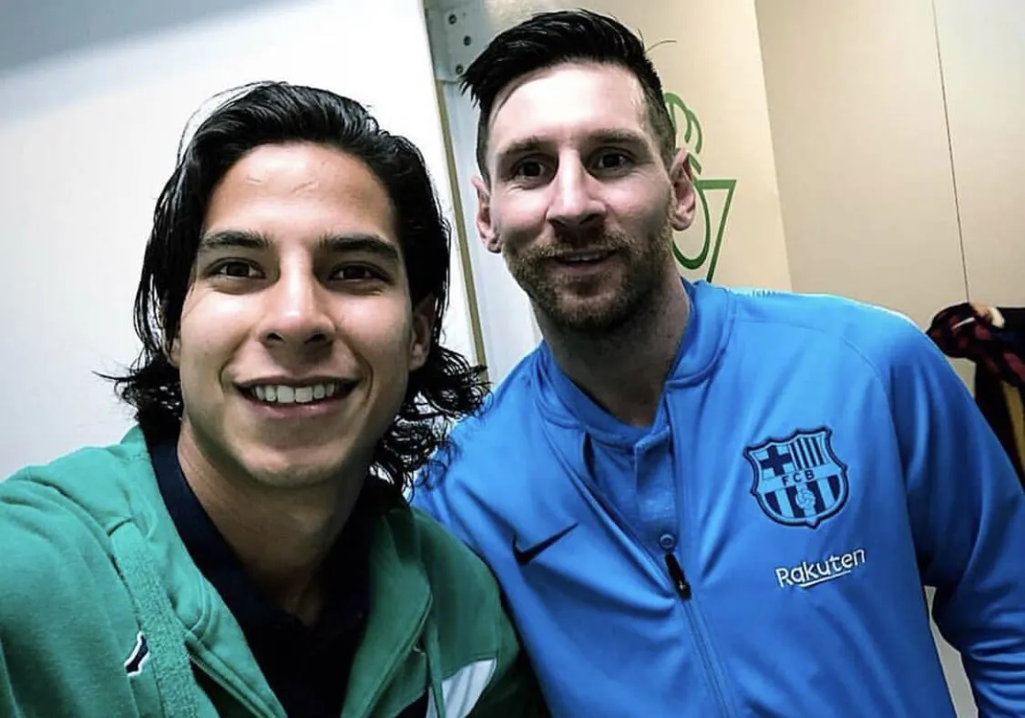 ESPECIAL Diego Lainez posa con Messi