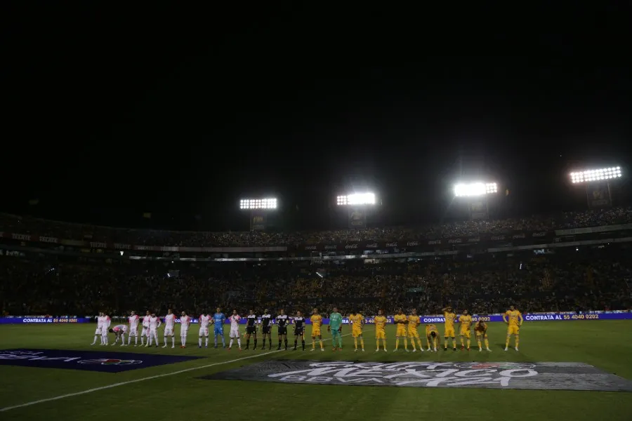 Jugadores de Tigres y Chivas previo a enfrentarse