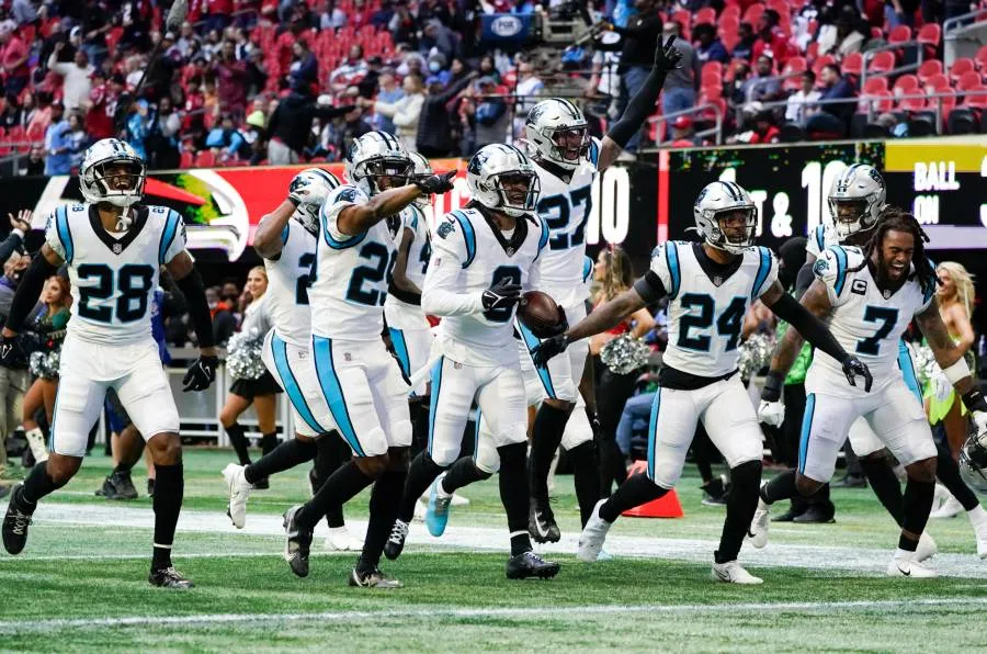 Jugadores de Panthers celebran en juego ante Atlanta