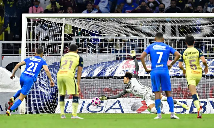 Rodríguez venció a Ochoa desde los once pasos