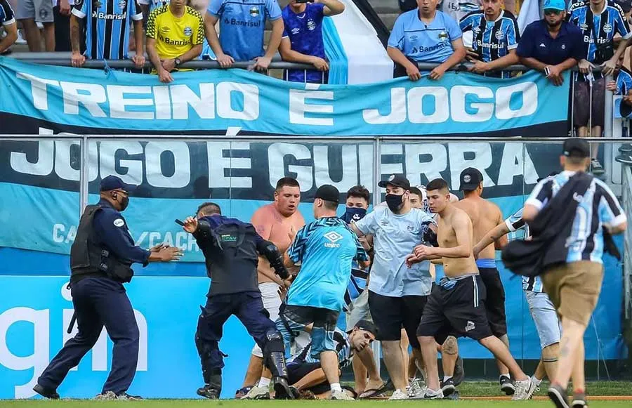 TWITTER @BarbosaJunior_ Hincas del Gremio invaden la cancha