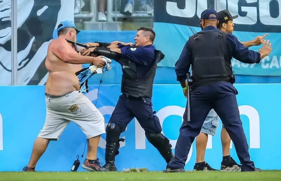 TWITTER @BarbosaJunior_ Aficionados se enfrentan a la policía