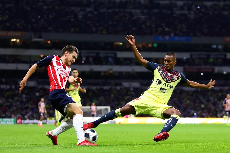 Pedro Aquino durante un partido con América
