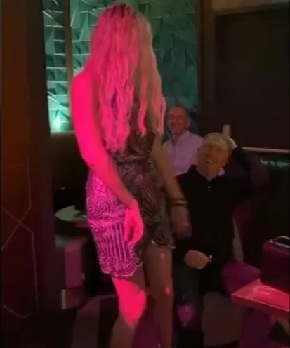 La chica le baila a Paul Scholes