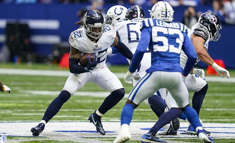 Hneyr trata de eludir a Darius Leonard