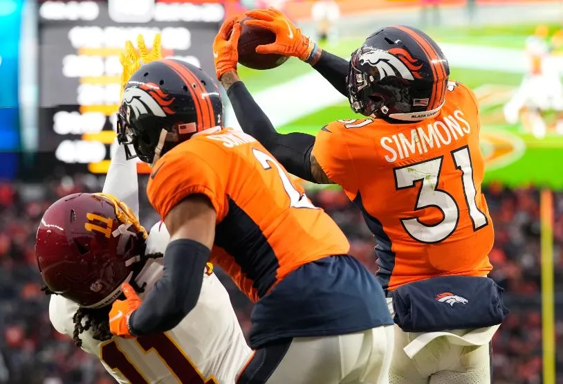 Simmons en acción con Denver