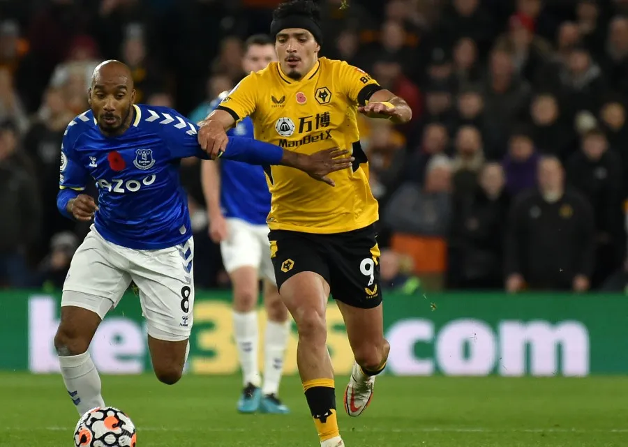 El mexicano disputa el balón con Fabian Delph