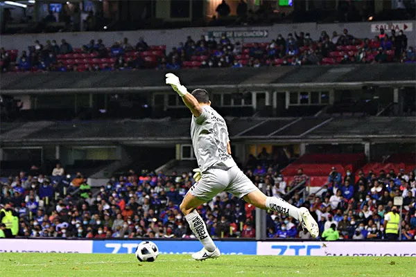 Rodolfo Cota en uno de sus despejes