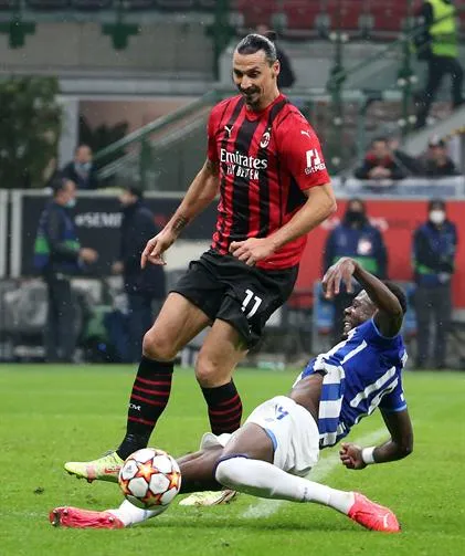 EFE Zlatan Ibrahimovic en acción frente a Chancel Mbemba del Porto en Champions League