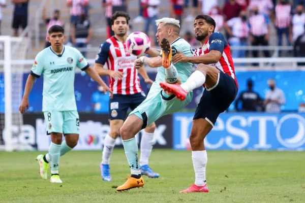 IMAGO7 Miguel Ponce con Chivas frente al Toluca