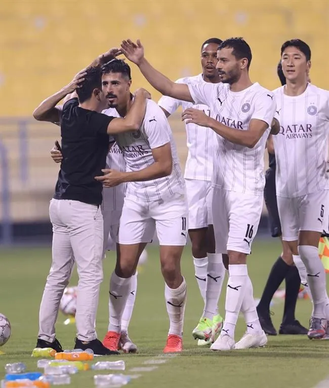 Jugadores del Al Saad se felicitan junto a Xavi