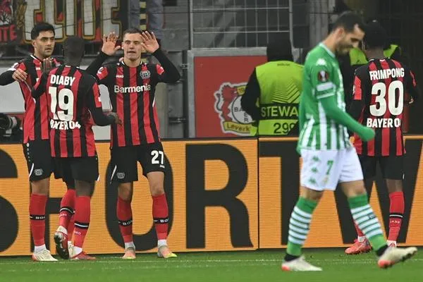 EFE Reacción de los jugadores del Leverkusen y del Betis durante partido