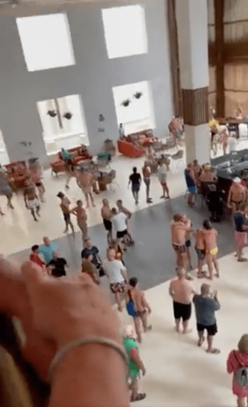 Personas evacuadas en Cancún tras balacera