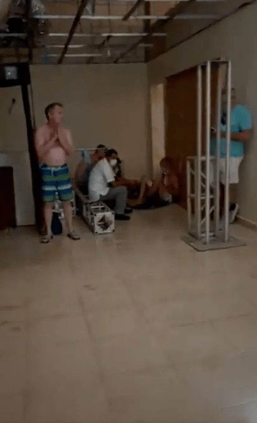 Personas evacuadas en Cancún tras balacera