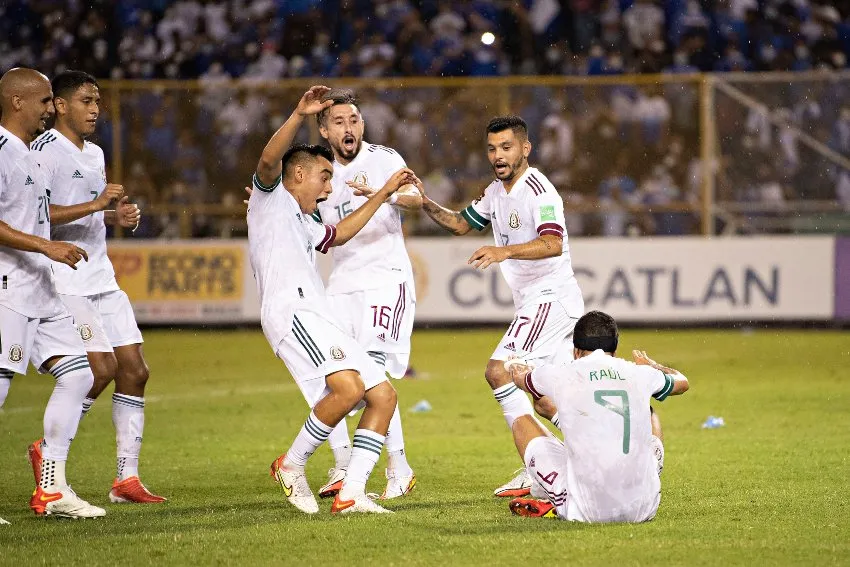 IMAGO7 Jugadores mexicanos tras un gol de Raúl Jiménez ante El Salvador