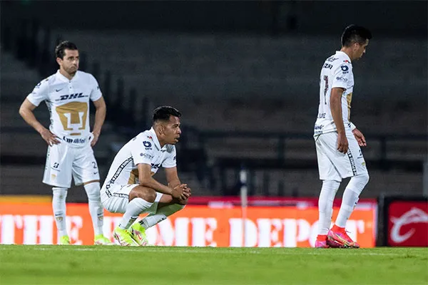 Jugadores de Universidad al final del partido