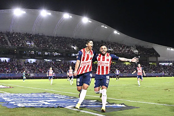 Jugadores de Chivas festejan el gol contra Mazatlán