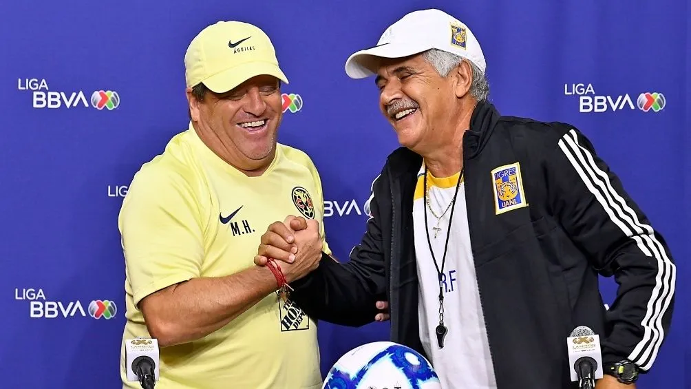 Herrera y el Tuca en un partido de Liga MX