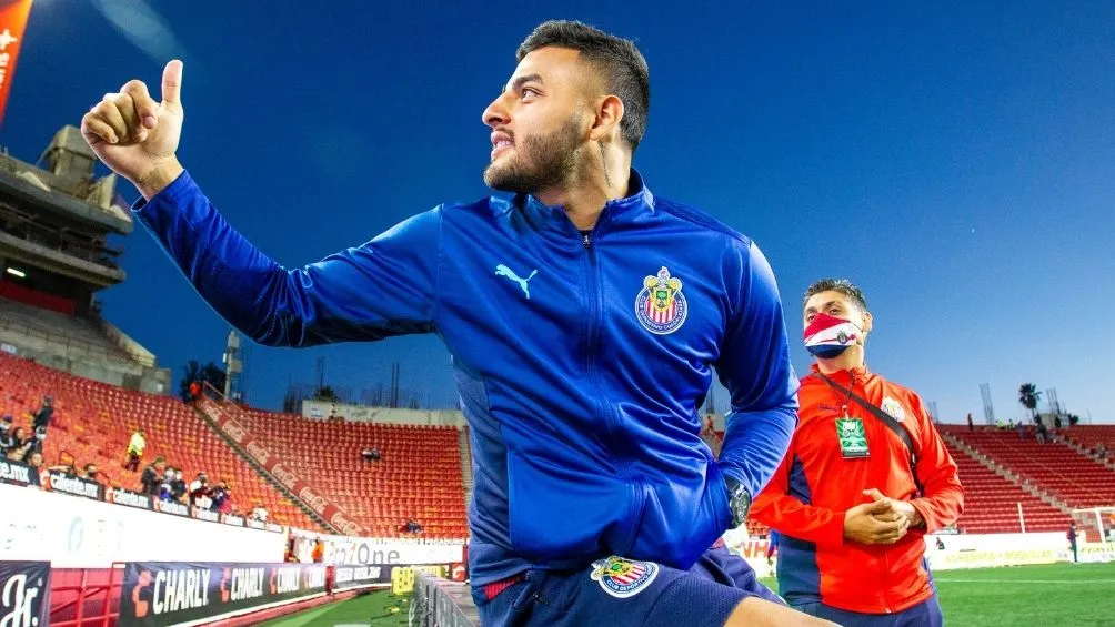 Alexis Vega en un partido con Chivas