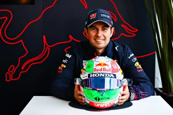 Sergio 'Checo' Pérez posa con su casco