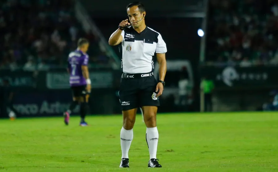 Jorge Isaac Rojas decidió revocar la marcación del penalti a favor de Mazatlán