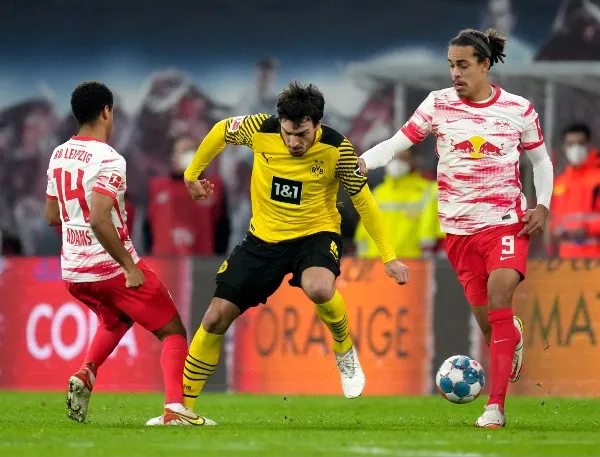 AP RB Leipzig en acción frente al Borussia Dortmund