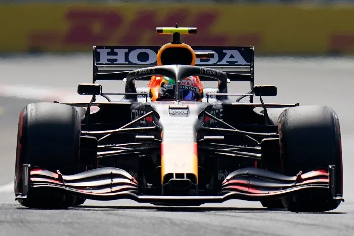 Checo Pérez en acción en el Autódromo Hermanos Rodríguez