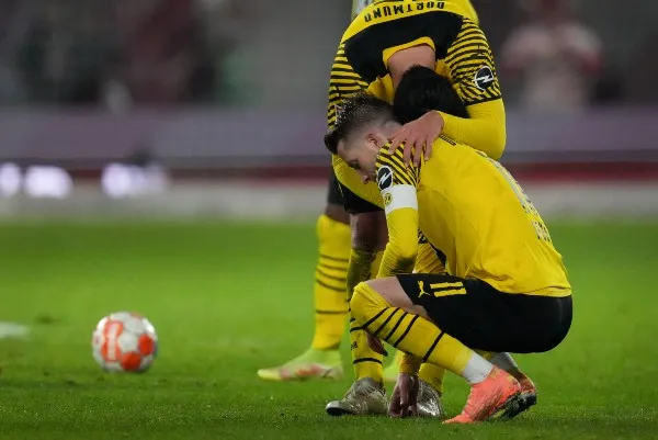 AP Jugadores del Borussia Dortmund reaccionan al final del partido