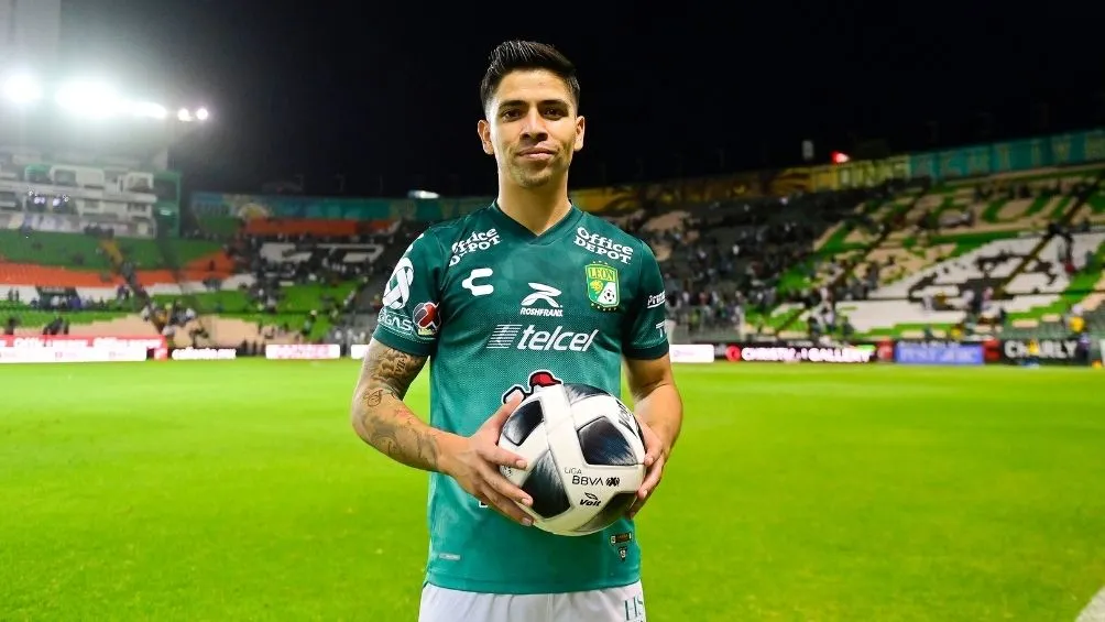 Dávila con el balón del partido