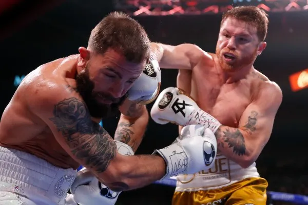 AP Caleb Plant en acción frente al 'Canelo' Álvarez