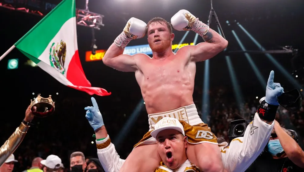 AP Canelo Álvarez en festejo ante Caleb Plant