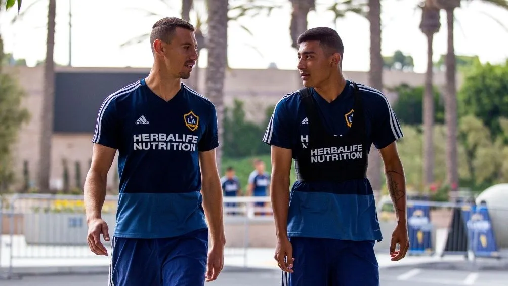 IMAGO7 Araujo a la derecha en concentración con el Galaxy