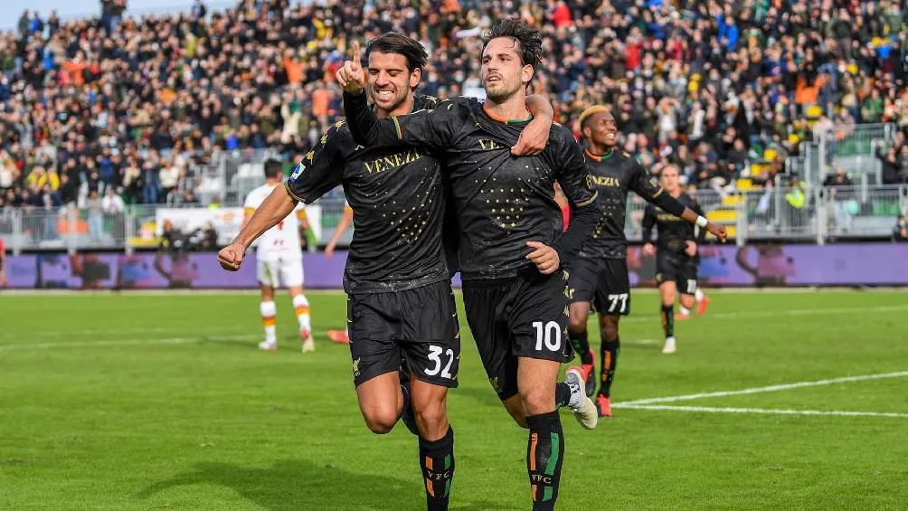 EFE Venezia festejando gol ante Roma en la Serie A