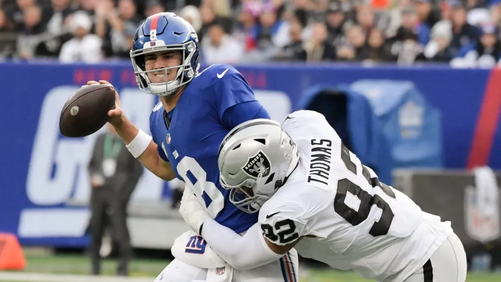 AP Daniel Jones en partido de la NFL con Giants de Nueva York