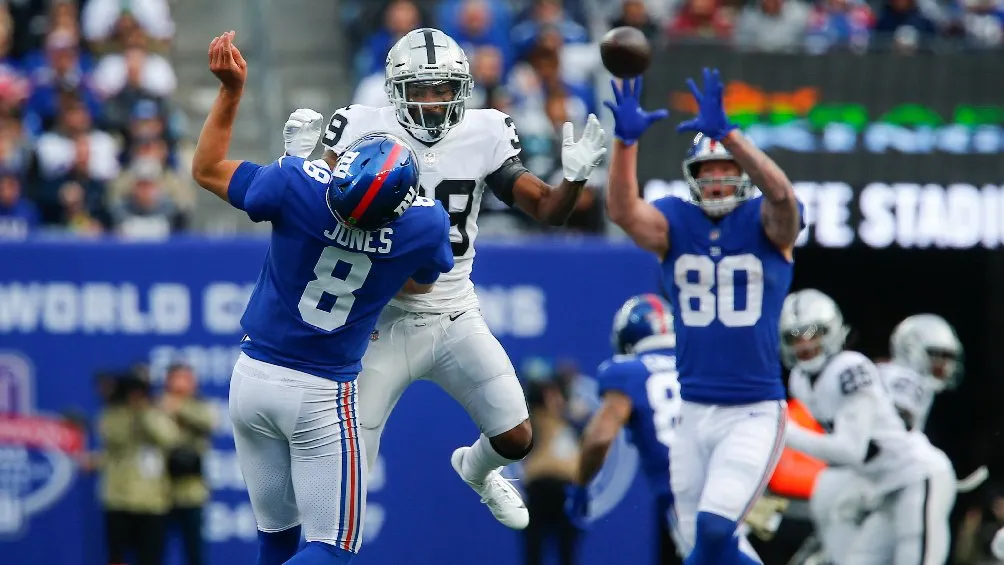 AP Daniel Jones en partido de la NFL con Giants de Nueva York