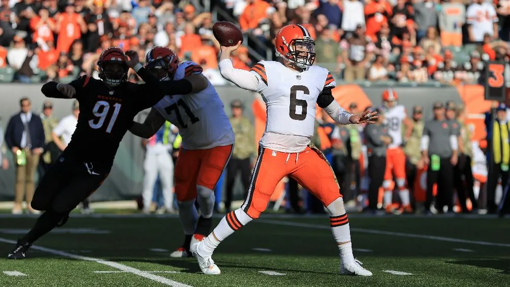 Baker Mayfield jugando ante Cincinnati Bengals