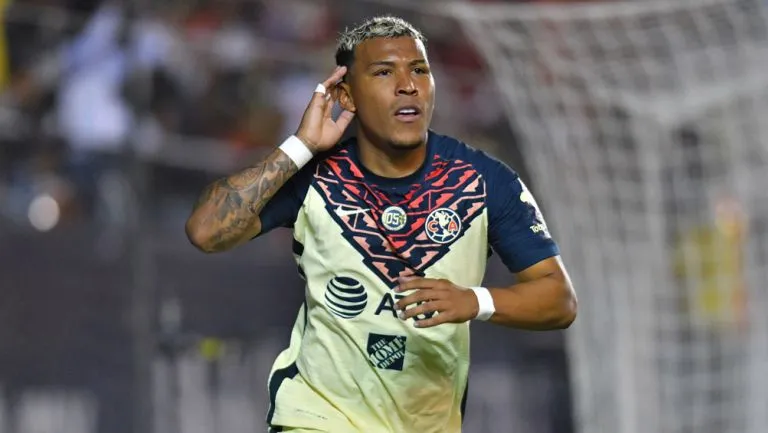 Roger Martínez celebra un gol con América