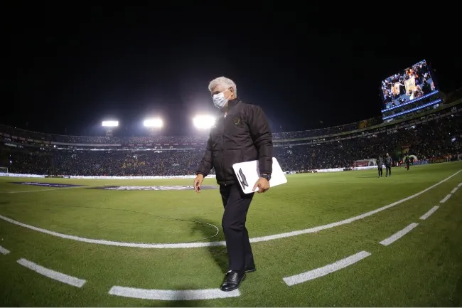 IMAGO7 Tuca, aplaudido en su regreso al Volcán