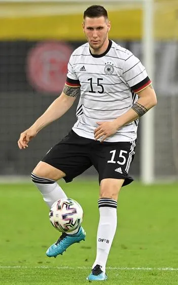 El defensor en un partido de la selección