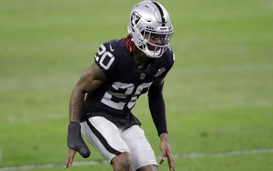 AP Arnette en juego con Raiders